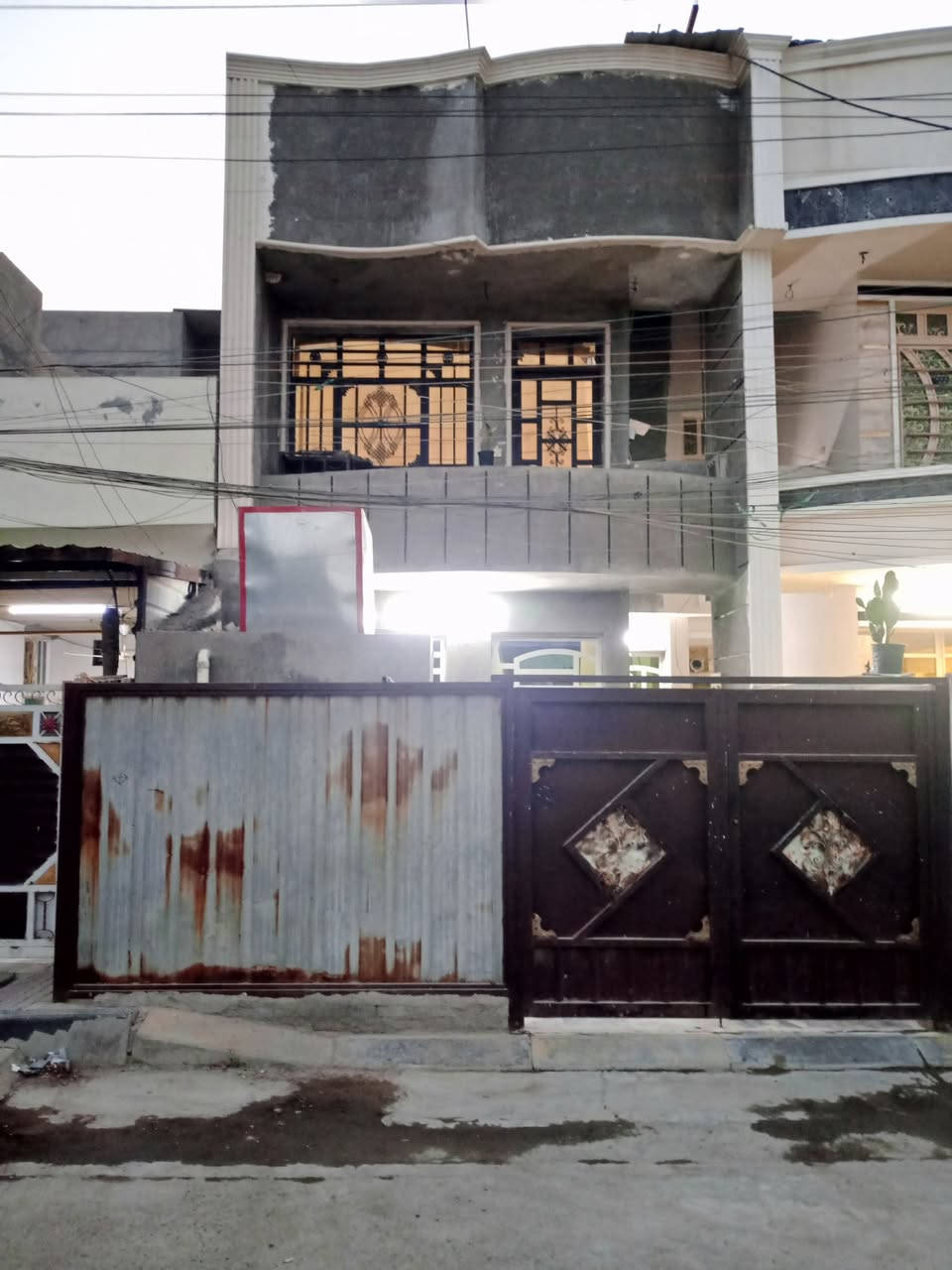 السلام عليكم 
⚠️يعلن مكتب عراق السلام للعقار 
      عن توفر 
🏠 منزل للبيع مساحة 100 م طابقين 
         الحسينية . منطقة ال 5000 على ساحة 
        بظهر شرع الشريفي مدخلين 
         استقبال +حولي + مطبخ +صحيات  +ترك
            + غرفة نوم 
   الطاق الثاني غرفتين نوم 💤 وصحيات 
للاستفسار الاتصال على الارقام :
لؤي التميمي 
***********
قصي التميمي 
***********
أو زورنا في مكتبنا مكتب (عراق السلام)للعقار 
العنوان : شارع جامع النور
