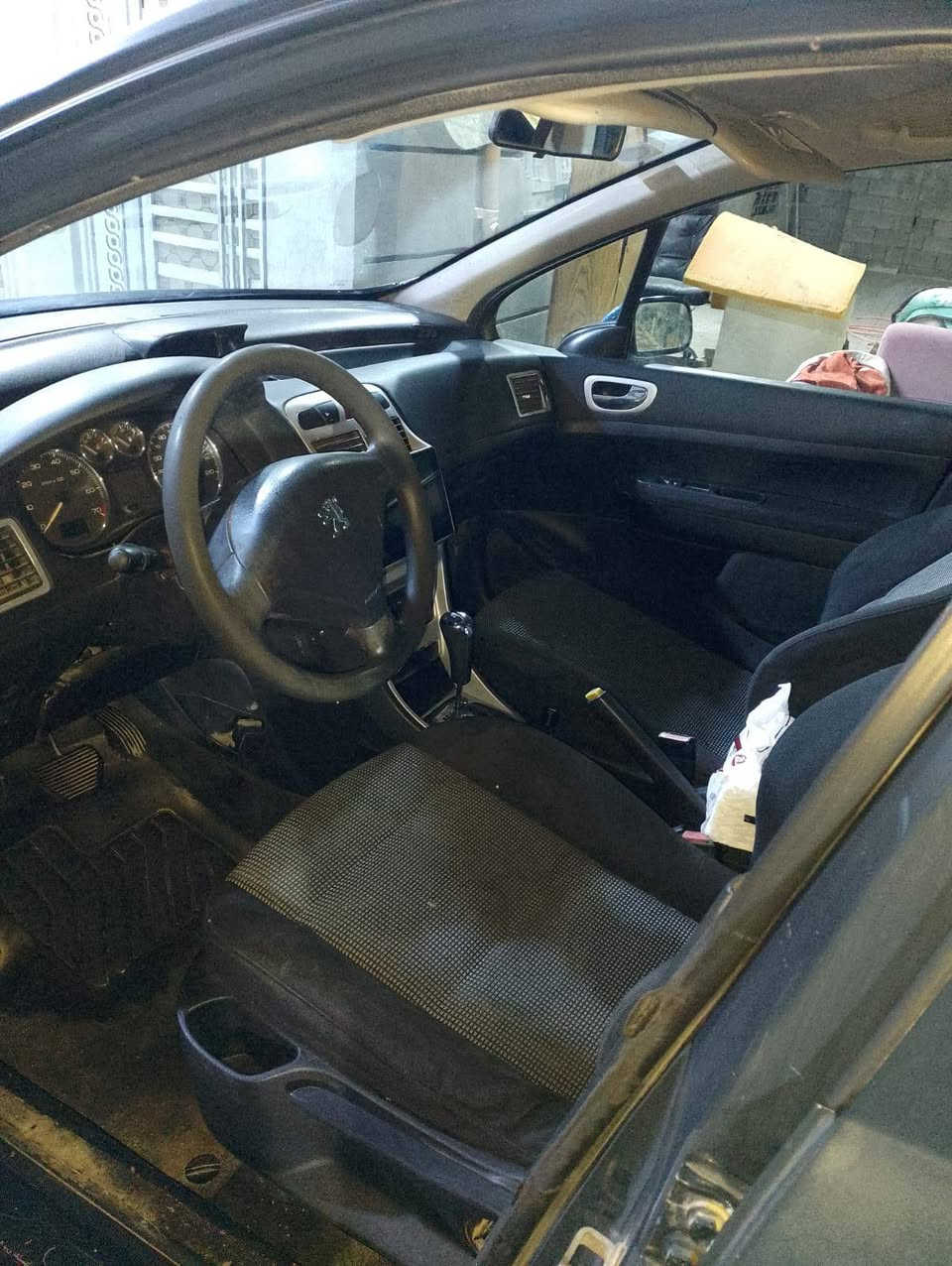 بيجو 307 للبيع
محرك 1.6 بنزين 
كير اوتوماتيك
سيارة مكفولة كير ومحرك
مابيها نقوصات فقط صبغ شوي تعبان

غرفتها نظيفة 

السعر 53 وبيها مجال 
مكانها بغداد
صاحب سيارة ***********
