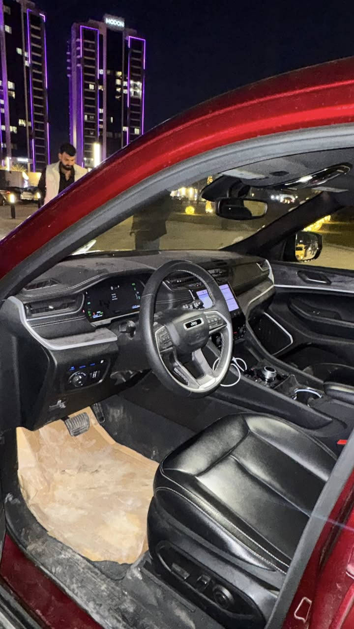 للبيع
جيب كراند شيروكي Plug-in Hybrid موديل 2024
🔹 لون مميز 

⚡ النظام: Plug-in Hybrid (بنزين + كهرباء)
🔋 إمكانية الشحن الكهربائي
💪 القوة التقريبية: 375 حصان
🔧 المواصفات الفنية:
 • محرك 4 سلندر 2.0L Turbo
 • ناقل حركة أوتوماتيك
 • أوضاع قيادة متعددة
            •  توفير عالي بالوقود

🛋️ المواصفات الداخلية:
 • مقاعد جلد فاخرة
 • تدفئة وتبريد في المقاعد الأمامية 
 • تحكم كهربائي بالمقاعد
 • شاشة وسطية كبيرة
 • عدادات رقمية
‏ • Apple CarPlay / Android Auto
 • تكييف أوتوماتيك متعدد المناطق
 • تشغيل بصمة / زر

🛡️ أنظمة الأمان والمساعدة:
 • حساسات 360 درجة
 • كاميرات متعددة
‏ • Adaptive Cruise Control
‏ • Lane Assist
 • حساسات أمامية وخلفية

📌 الحالة: ممتازة / شبه جديدة
مكان السيارة بغداد 
📌 الفحص: جاهزة للفحص بأي مكان  
📞 للتواصل: ***********
