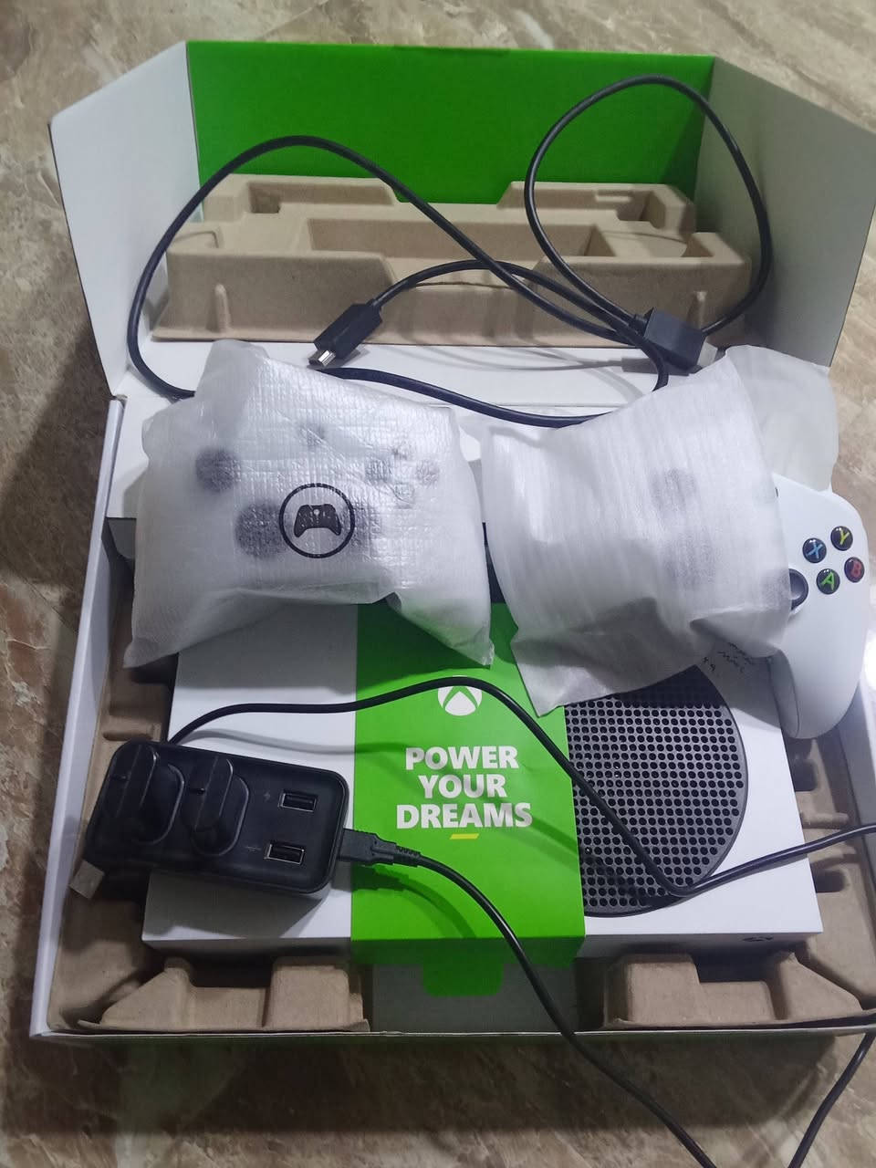 Xbox series s نظيف جدا مع يدات عدد 2 اصلي بلادي مع شهرونص اشتراك باقي بي وبطاريات اليدة ويا شاحنة بطارية
 سعره 430 الف 
***********
مكاني كركوك
