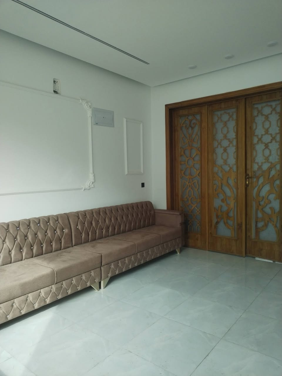 عروض مكتب الصادقين للعقار

عروض مكتب الصادقين للعقار

دار للبيع في حي الاخاء مساحه 150 متر واجهه 7ونص

ملك صرف طابو الزهور. تسليم فوري مفتاح 2026

ط الاول. غرفتين نوم. هول. استقبال. مطبخ. صحيات.

ط الثاني. ٣ غرف نوم. هول. صحيات. سطح ناصي سطح عالي

مراجعه مكتب الصادقين للعقار سايدين الكنيسه تايتينك مقابل مرطبات الصفار للاتصال ***********

نستقبل جميع العروض التجاري والسكني
