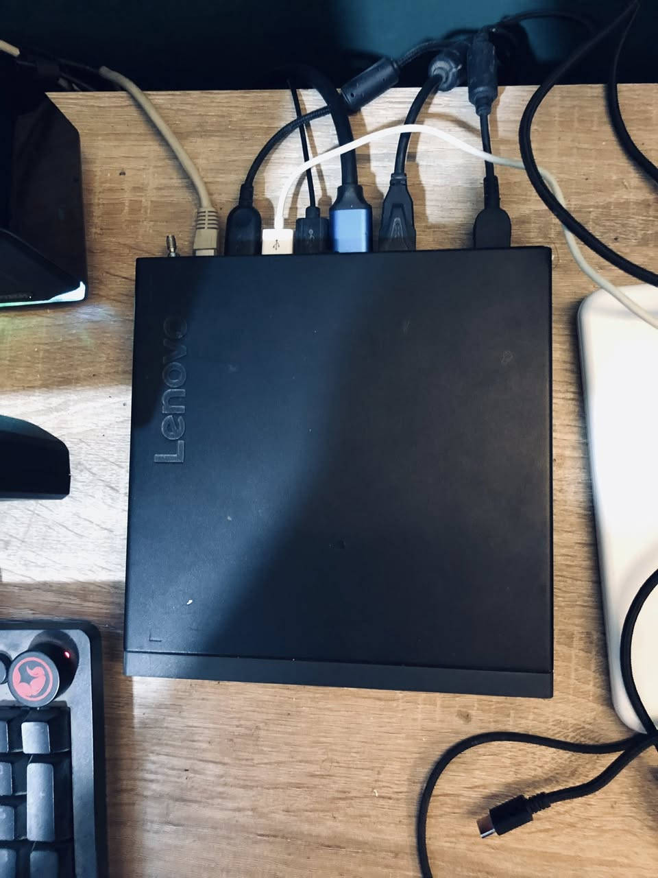 سلام عليكم اخوان عندي هاي حاسبة كامله وياها شاشة وكيبورد وماوس
مواصفات حاسبة 
Lenovo thinkcentry 
معالج ممتاز 
Core i5-8500 3,00GHz جيل ثامن 
Ram 8GB رامات 
Support wifi+bluetooth 
Storge 25￼￼6 GB ssd 
وتكدر تضيفلها
M.2 بيها منفذ بس اني ماضايفلها 
مواصفات شاشة 
HM IPS lcd 
60hz ,hdr ,full hd 1920*1080 
وياها ماوس من سكوربيون 
وكيبورد marvo هم من سكوربيون 
سعر 160 قفل مكاني بغداد تفاصيل اكثر تفضل خاص


**إذا كنت صاحب هذا الإعلان وتريد حذفه لأي سبب، رجاءا أرسل رسالة إلى الدعم الفني**