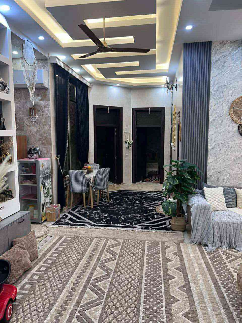 دار سكني للبيع  | طابو صرف | تقية اولى
_______________________________
 
 المساحة | 250 م2
_______________________________
تفاصيل  بناء حديث جداً 2024  :
🔹 طابقين  كونكريت : 
5 غرف نوم 
 استقبال + صالة2 + مطبخ + صحيات متكاملة 
______________________________
ملاحظة : الدار يحتوي طاقة شمسية 20 امبير
بطراز مودرن بأرضية مرمر ومنور يحتوي  شلال
بالاضافةالى سبالت عدد 10 مع الدار .
______________________________
للاستفسار اكثر زورونا في مكتبنا الكائن في :
ديوانية - الجزائر- مقابل برج الامراء 
مجاور مستشفى الحياة للعيون - د.حسنين
او الاتصـــال على الارقام
***********
***********
