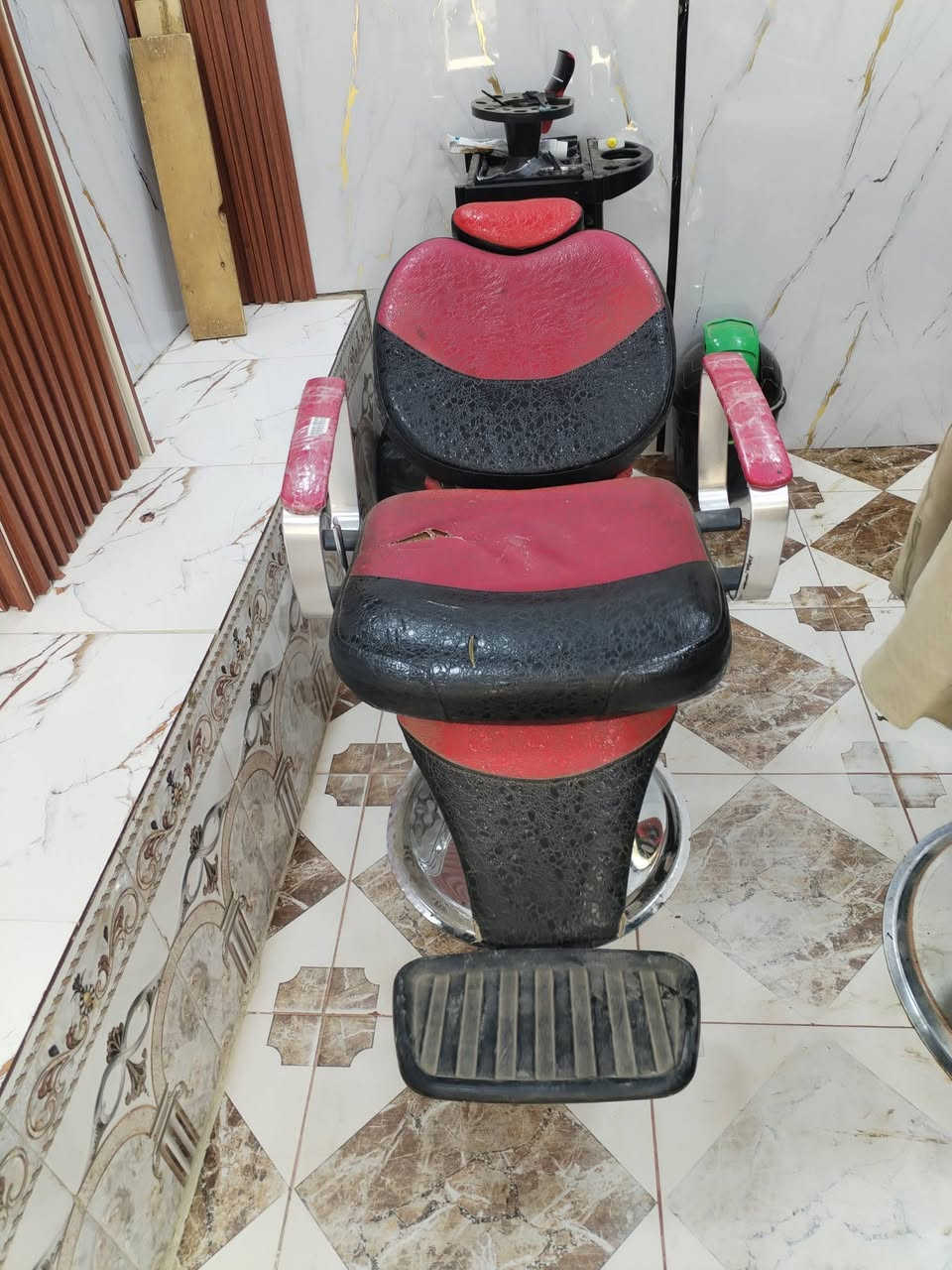 كرسي للبيع نضيف كلش جك شغال صينيه جديده كلش نضيف كرسي مستخدم اقل السنه سعر ١٢٥ مكاني عزيزيه للاستفسار تصل ***********
