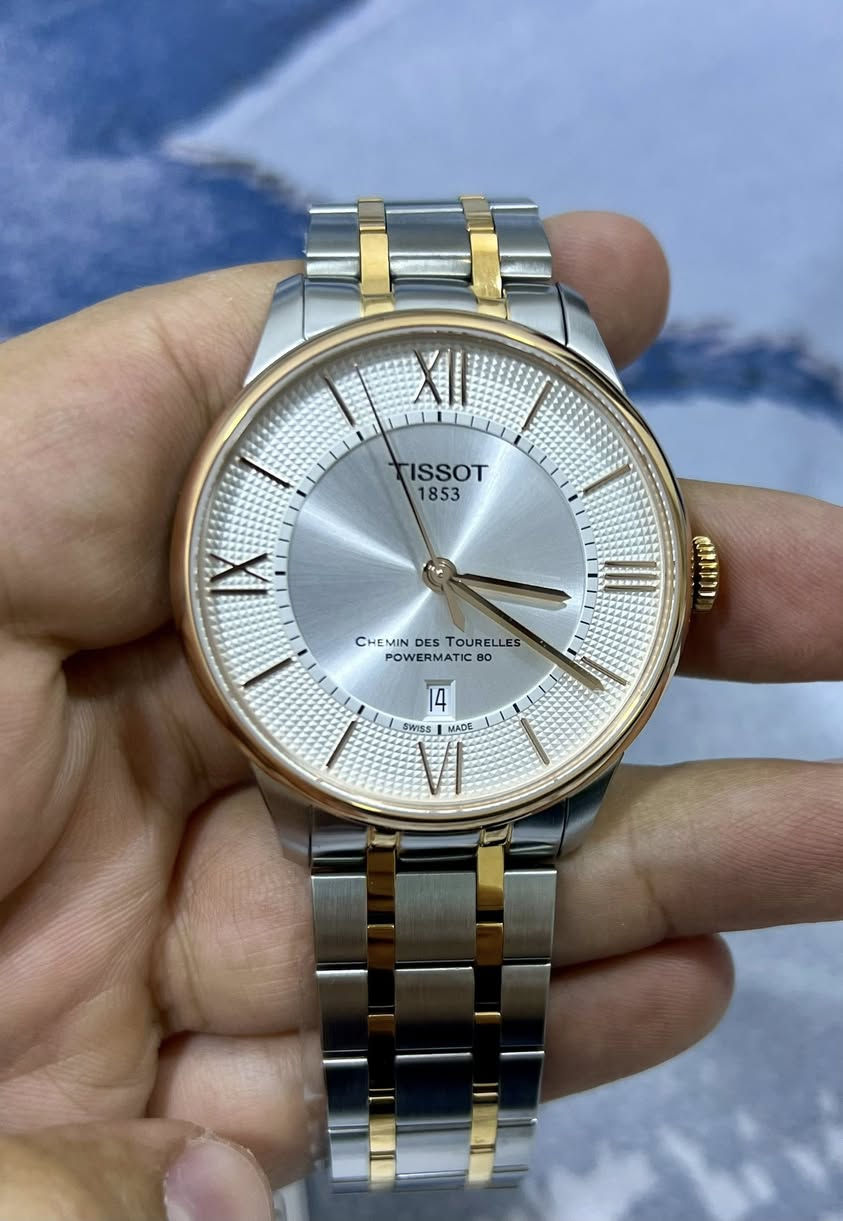 ساعة تجمع بين الأناقة الكلاسيكية والدقّة السويسرية، من طراز Tissot Chemin des Tourelles Powermatic 80.
تصميم راقٍ باللون الفضي والذهبي الوردي، وساعة تعمل بنظام أوتوماتيك بمحرك Powermatic 80 الذي يمنحك احتياط طاقة يصل إلى 80 ساعة 

 المواصفات:
 •  النظام: أوتوماتيك (Powermatic 80)
 •  اللون: سيلفر مع لمسات ذهبي وردي
 •  الهيكل والسوار: ستانلس ستيل ثنائي اللون
 • قطر الساعه : 42
 •  مقاومة للماء

 السعر: 600$
 للتواصل: عبر الخاص او واتس اب
***********
