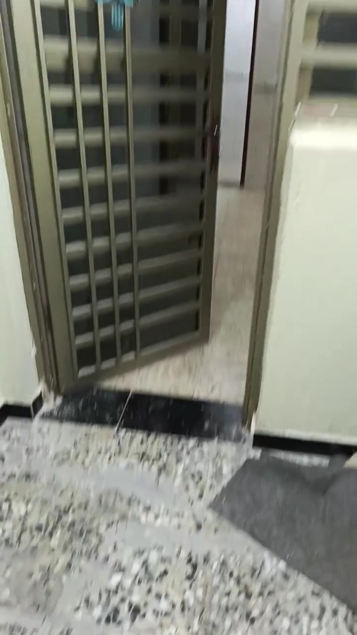 شقه للايجار طابق ثاني مساحتها 125 متر مدخلين استقبال و مطبخ و صاله و غرفه و خدمات نظيفه و بناء جديد 
المكان الكمالية حي السلام قرب مركز الخنساء 
***********
