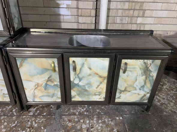 كاونتر3قطع نضيف جدا جدا اخو الجديد تكمة شغل الالمنيوم داخل خارج العنوان بغداد الدورة الطعمه  الشراي يتصل***********
