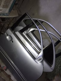 عندي 4 بوب مارسدس موديل 98 افنكارد لون رصاصي باب السايق بي رصعه   وياه...