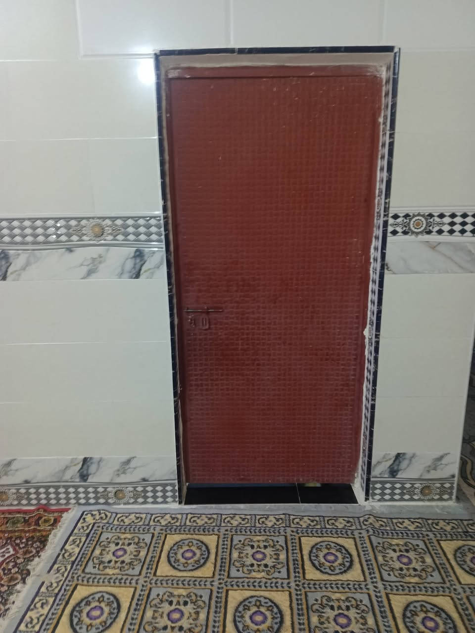 بيت البيع المساحه 240
قرب رساله ماء خط ثاني يحتوئ البيت عله ثلاث غرف
وصاله وستقبال ومطبخ الرقم ***********
