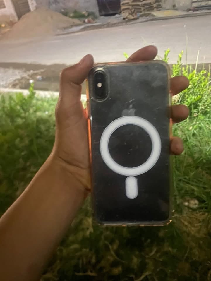 ايفون XS MAX للبيع او مراوس بجهاز اندرويد 128 او 256 گيگا سعرة 160وبيهه مجال ***********.
