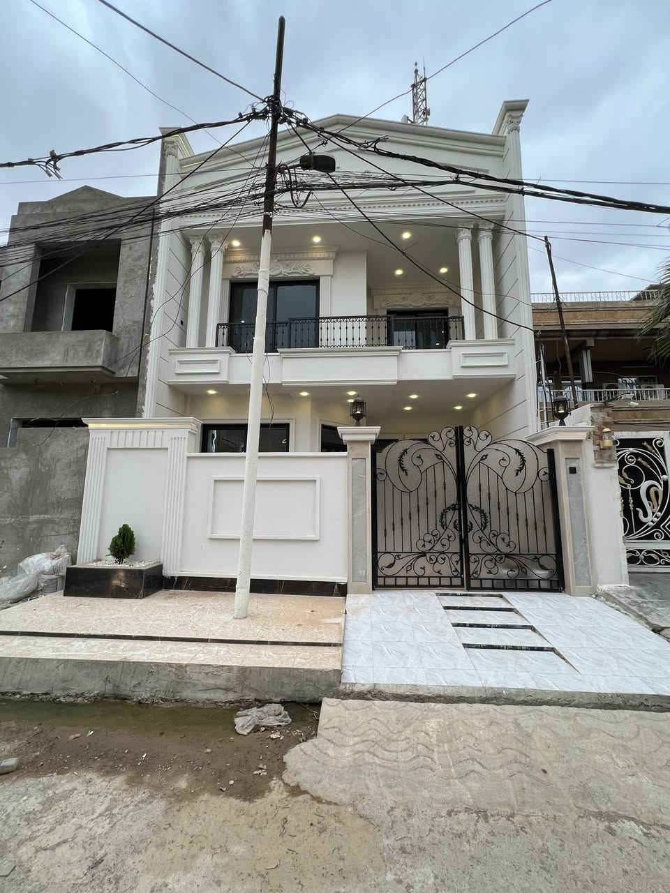 🛑عقار للبيع من :
🛑عروض مكتب (العلاف)) لتجارة العقارات 🌟
🏠دار للبيع أو معارضة مع دار قديم مساحة 150 متر الواجهة 7.5 متر ✨
🛑طابقين بناء حديث فول مواصفات (Zero ) 💥
🔴بناء درجة اولى فول مواصفات : نظام سبلت _ نظام كاميرات 📸 _ نظام إطفاء الحريق 🧯 
1️⃣الطابق الاول : غرفة نومً  + هول + استقبال + مطبخ كراج + حديقة 🌳+ نافورة ⛲️ + صحيات 🚾
2️⃣الطابق الثاني : اربعةً غرفةً نوم  + هول + بلكونة 
صحيات 🚾
📄سند سكني ملك صرف / شرط القرآر التمليك والتحويل 
❌لانتعامل برفع سعر العقار عن سعرة الآصلي نجمع البايع بالمشتري مباشرتأ _ لا نوقف البيعة بخلاف عن الدالية 
🛑موقع مميز جدا 💥
🌍الموقع / حي السكر قرب جامع النبأ العظيم 🕌
🛑يقع على شارع 12 متر تبليط 💥
للاستفسار 
⏮️مراجعة مكتب العلاف لتجارة العقارات 🌟
أو الاتصال 
☎️ أسيا ***********
أو
 ☎️ كورك ***********
⏪️مع العلاف للعقار استثمارك في آمان ⭐️
🌐عنوان المكتب / الموصل _ حي الزراعي قرب جسر السويس 🔥
📌نستقبل عقاراتكم وطلباتكم العقارية .
