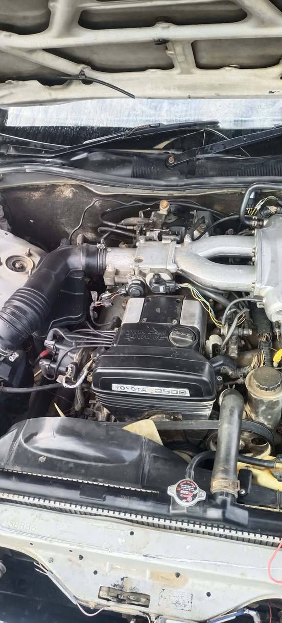 السلام عليكم كرسته بسمي  لبيع موديل ٩٤ مكينه بطه كفاله من الكص والنقل جثه والضربه القويه السياره تخم تاير جديد حداديه جديده غرفه جديده سنويه ال٢٩ السعر٥٥ وبيه مجال المكان غماس وغير متوجد على الفيس رقمي ***********
