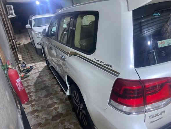 السلام عليكم لاندكروز موديل 16 السياره خير من الله ماشيه 140 السياره بلاتينيه يعني اعلى فئه بجكسار رايدها ب 460 وبيها مجال قليل رقمي ***********
