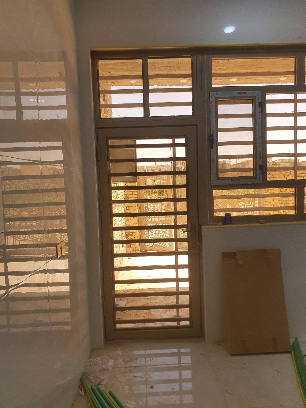 ميسان العمارة الحي الجامعي 
بيت جديد بناء 2023 طابو صرف طابقين ٢٠٠م٢ واجهة عشرة متر نزال ٢٠ متر .
الحي الجامعي المربع الذهبي البيت مقابل ساحة مبني مقابل البيت حديقة مسيجة موضحة في الصور مساحه 100 متر 
البيت مطلوب إسكان الباقي 60 مليون 
كهرباء البيت مجهزة بنظام تأريض وجوزات ايرث لكج لجميع السخانات 