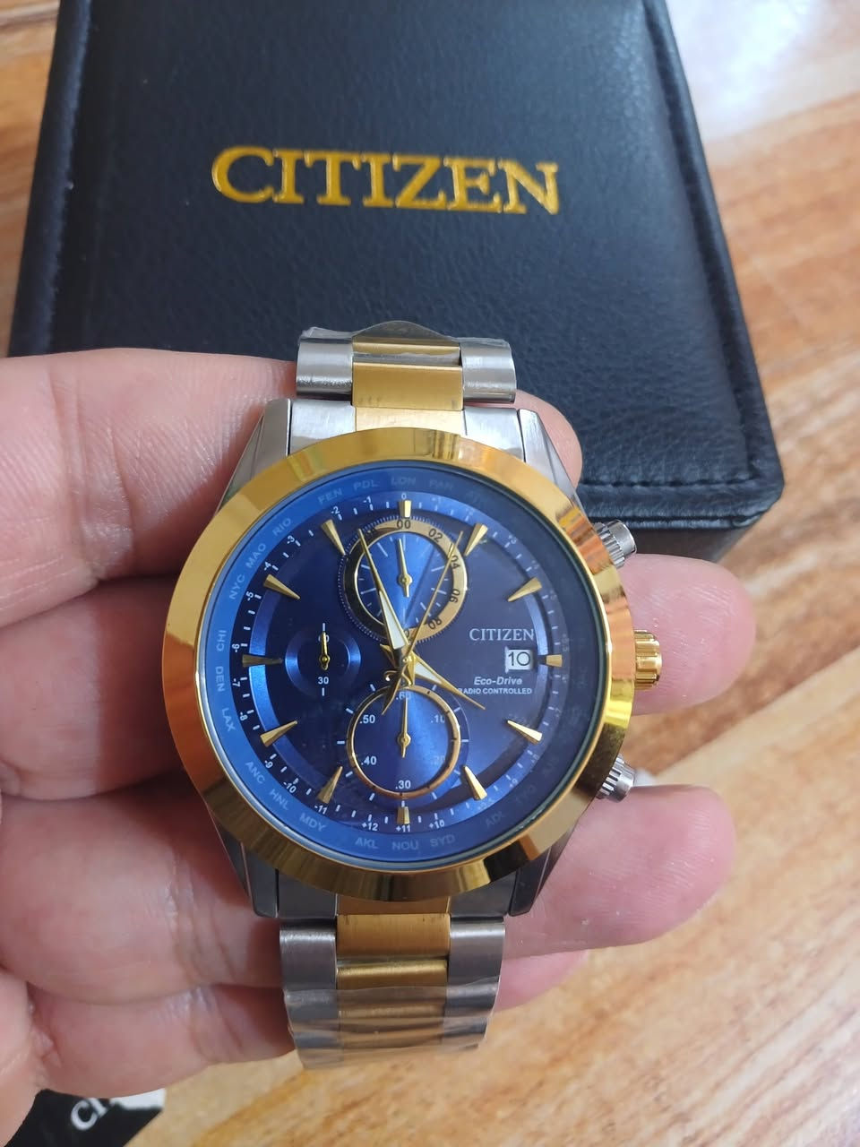 ساعه باله ستيزن كوارتز  سناتر شغاله وزن ثقيل لون مميز ونادر  توجد قطعه وحده فقط بالعافيه الي ياخذها
السعر 35 الف مع التوصيل مع علبته الاصليه 

المواصفات التقنية للساعة:
نوع الحركة: تعمل بتقنية إيكو درايف (Eco-Drive)، مما يعني أنها تُشحن عن طريق أي مصدر ضوئي ولا تحتاج لتغيير البطارية.
المادة: مصنوعة من الفولاذ المقاوم للصدأ (Stainless Steel) بتصميم يجمع بين اللونين الفضي والذهبي (Two-Tone).
المينا: تأتي بمينا باللون الأزرق مع ثلاثة عدادات فرعية (كرونوغراف) وشاشة لعرض التاريخ.
الزجاج: زجاج كريستال مقاوم للخدش.
مقاومة الماء: مقاومة للماء حتى عمق 100 متر (10 بار).


**إذا كنت صاحب هذا الإعلان وتريد حذفه لأي سبب، رجاءا أرسل رسالة إلى الدعم الفني**