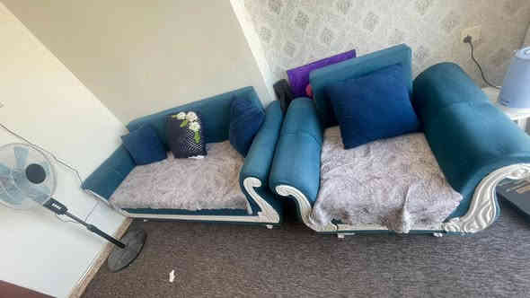 ميز مكتبي للبيع  جديد السعر 500 الف مع تخم قنفات كامل جديد ب300 للحجز والاستفسار *********** العنوان نجف
