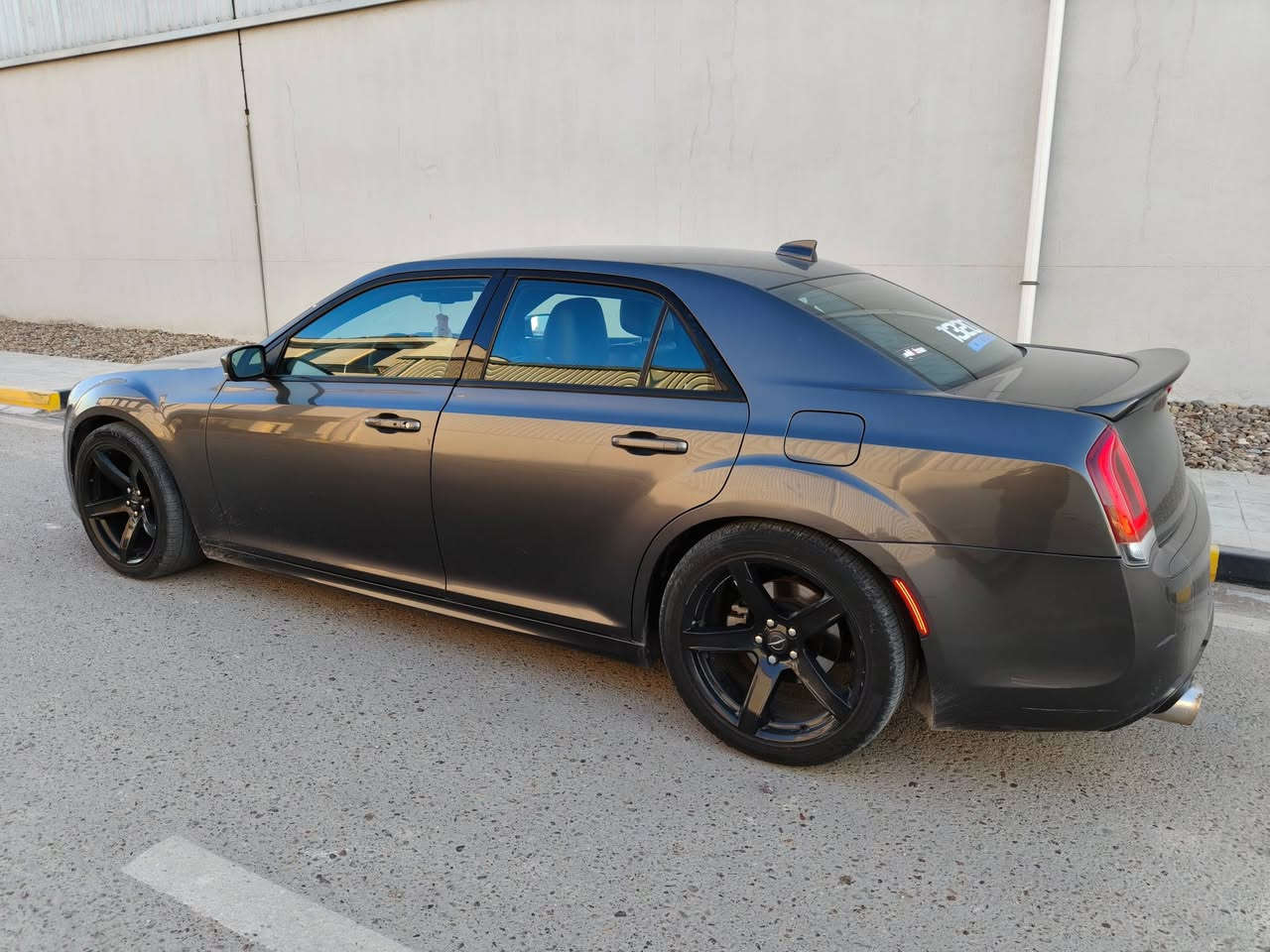 اوباما S موديل 21 هيمي 5700 للبيع
السيارة بدون صبغ حادثها شطح موضح بالصور بنيد مبدل نفس اللون وجاملغ السايق راجع بارد وبدنة راديتر مبدلة
ايرباك دشبول مبدل 
مواصفاتها 
كشنات جلد عليهن ختم s
كشنات أمامية كهرباء 
تدفئة كشنات أمامية 
رادار جانبي نقطة عمياء
حساس امامي خلفي 
تعتيم ذاتي للمري
صوت سستم الباين ويه مضخم صوت خلفي 
عليها ويلات نجمة خسفة قويه وتايرات 275 
عليها ولف حماوه ريسنك 82
وبرمجة سيفتي يم البطل مصطفى آيكل 
دفيوزر وحلوك بورلا بجم عريض المرغوب
صوت اكزوز رهيب عل ريموت تفتح وتسد بكيفك
المحرك مكفول بس الكير مبدل بواحد كامل مال كصة (القديم بيه ضعف بالكلجات) يعني تنساه منا ل 300 الف كيلو
السيارة حاليا ماشية 74 الف ميل قابلة للزيادة
--------------------
السعر 255 وبيها مجال 
للاستفسار :
***********
