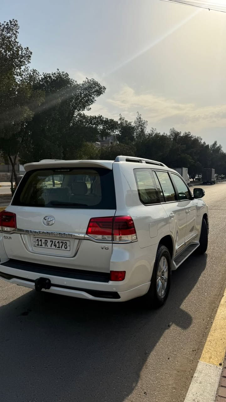 السلام عليكم
تويوتا لاند كروز GXR بريم اصليه 
موديل 2016  فول مواصفات 
مكفولة كفاله عامه عده بارد اصبعين بل جاملغ  
السياره بلاديه وجاهزه ومابيه نقص حبايه وحده  وجواه تخم تاير دلوب ياباني اصلي شركه 
ارضياته بلاديه والسياره بلاديه وجديده فوك متتخيل سياره مال بيت ومتطلع هواي من الزيرو على ايدينة  
السيارة ب اسمي وتحويل ثاني يوم 
عنوانه : بغداد شارع فلسطين 
***********
