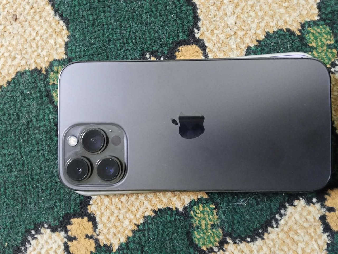 السلام عليكم شباب ايفون 13 برو ماكس ذكره 256 السعر 700 وبيه مجال ممفتوحً  بس معلايه الرقم ***********
