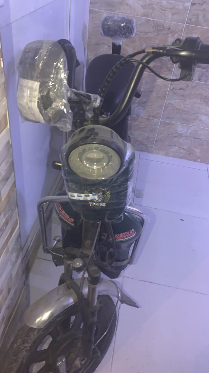 دراجه للبيع  كلشي بيها مكفول تحتوي ع أربع بطاريات وأربع سرعات شحنها كلش حلو فقط الكفر الأمامي مكسور بنقل السعر ١٧٥ وبيها مجال عنوان هولير نوى Singapore


**إذا كنت صاحب هذا الإعلان وتريد حذفه لأي سبب، رجاءا أرسل رسالة إلى الدعم الفني**