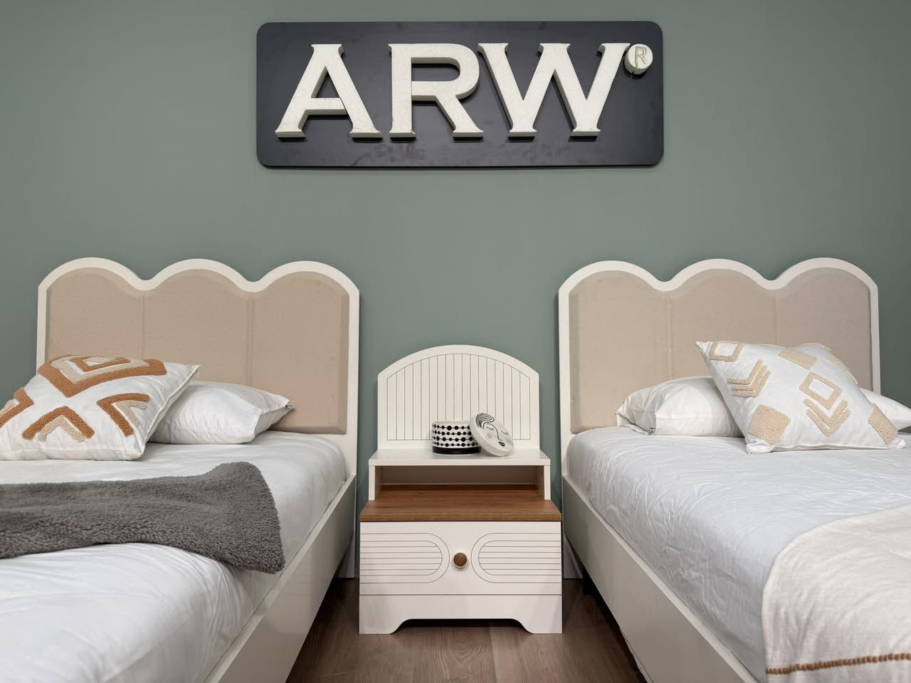 *لا نتعامل في التقليد نهائياً*

*وموديل كانتري سلاطين*   
      .          ~حصرا~
*وما موجود في السوق  تقليد*

*تم وصول موديل*   *كانتري سلاطين* شبابي 
6قطع  
كنتور 6 ابواب 
 
سرير عدد 2
كومدي عدد 1
ميز تواليت 
مكتبه 
اناره بل كنتور 
اناره بل ميز تواليت 
ضهر بلوك 
معمل بيانو 🎹 الاصلي 

السعر *975,000لف*

للحجز والاستفسار يرجى مراسلة الصفحه او الاتصال ***********
***********
