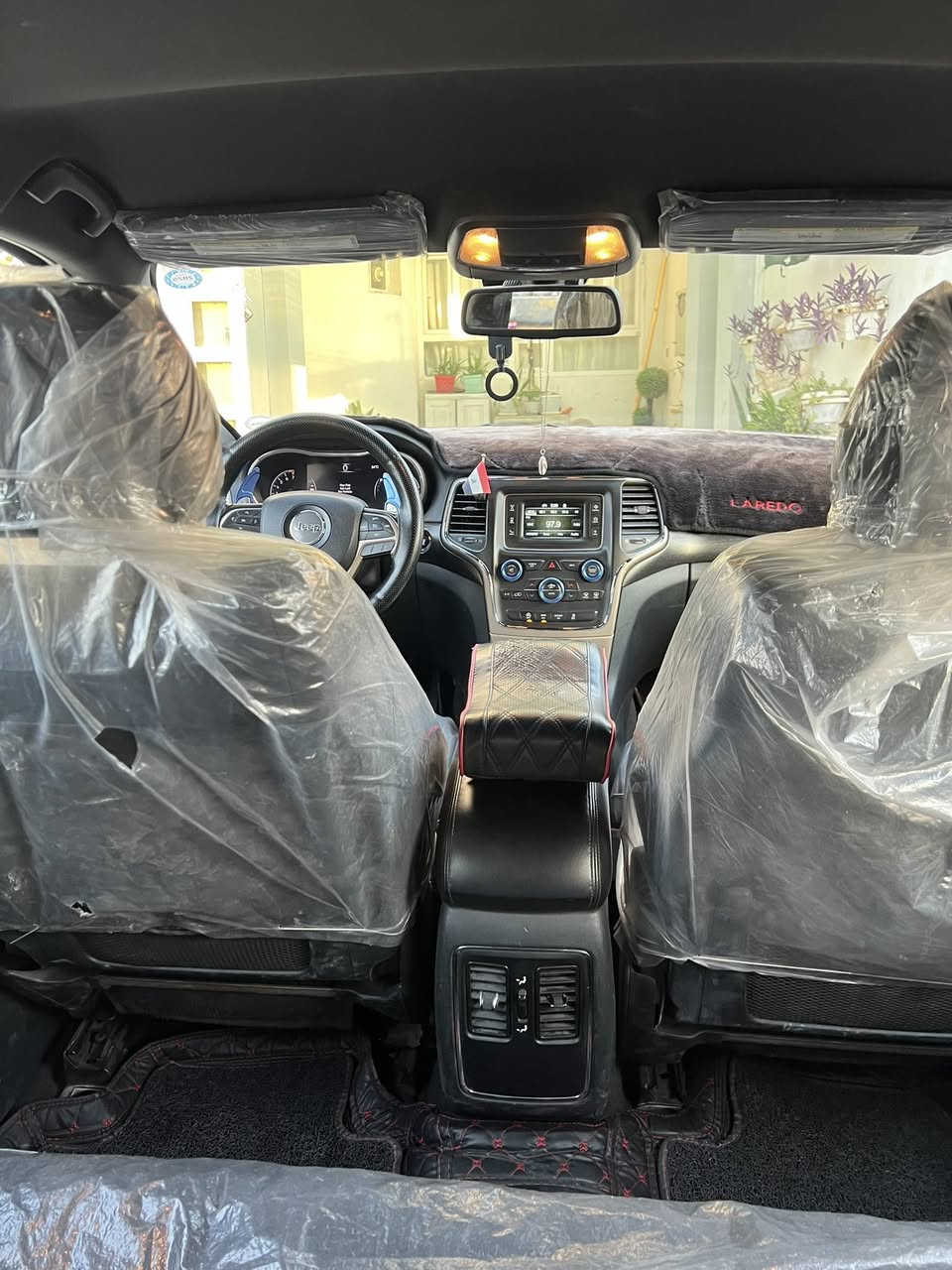 السلام عليكم سياره جيب لاريدو  موديل 2016 رقم سليمانيه سنويه لحد 29 شرط التحويل دفتر بانزين مواصفات الاريدو معروفه تشغيل عن بعد حساسات خلفيه شفتات سترين انضمه بانزين الايكو والاسبورت وباقي المواصفات….ضرر.    جامرلغ الامامي جهت السكن ربع صبغ فقط وباب السكن من جوه اشويه صبغ بدون ايرباك وبدون دواخل مكان السياره كركوك …. رقم الهاتف ***********  سعر السياره 210 وبيها مجال قليل
