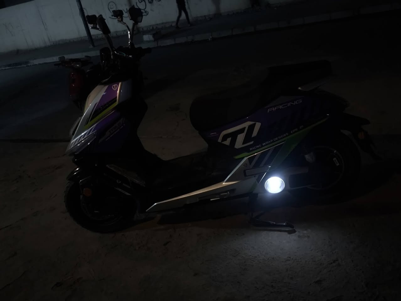 السلام عليكم                                                                       الاسم تيسله او تيجله                                                          قطع وحده بل موصل شرط                                                   البطاريات 6 مسطره                                                        الملف 5000واط                                                             السرعه 79                                                                        بل شحنه الوحده تمشيك 100 كيلو شرط                               ماشيه 8 كيلو بس                                                               ثلاث سويجات                                                              بصمتين    تكدر تفتح الصندوك من البصمه                                                                        NFS وحده                                                                     بيه برنامج خاص ماله تكدر تزود السرعه من البرنامج وبعد تكدر تمشيه عن طريق البرنامج وتكدر تقيرر النشره وال صوت                                                                           الشاحنه اصليه ماله 72V واط                                            وهذن البومه هديه معه الماطور تركيب خارجي                                                      سعر واتس                                                                                                                                                              التواصل ***********       بيه واتساب                              خاص مقفول
