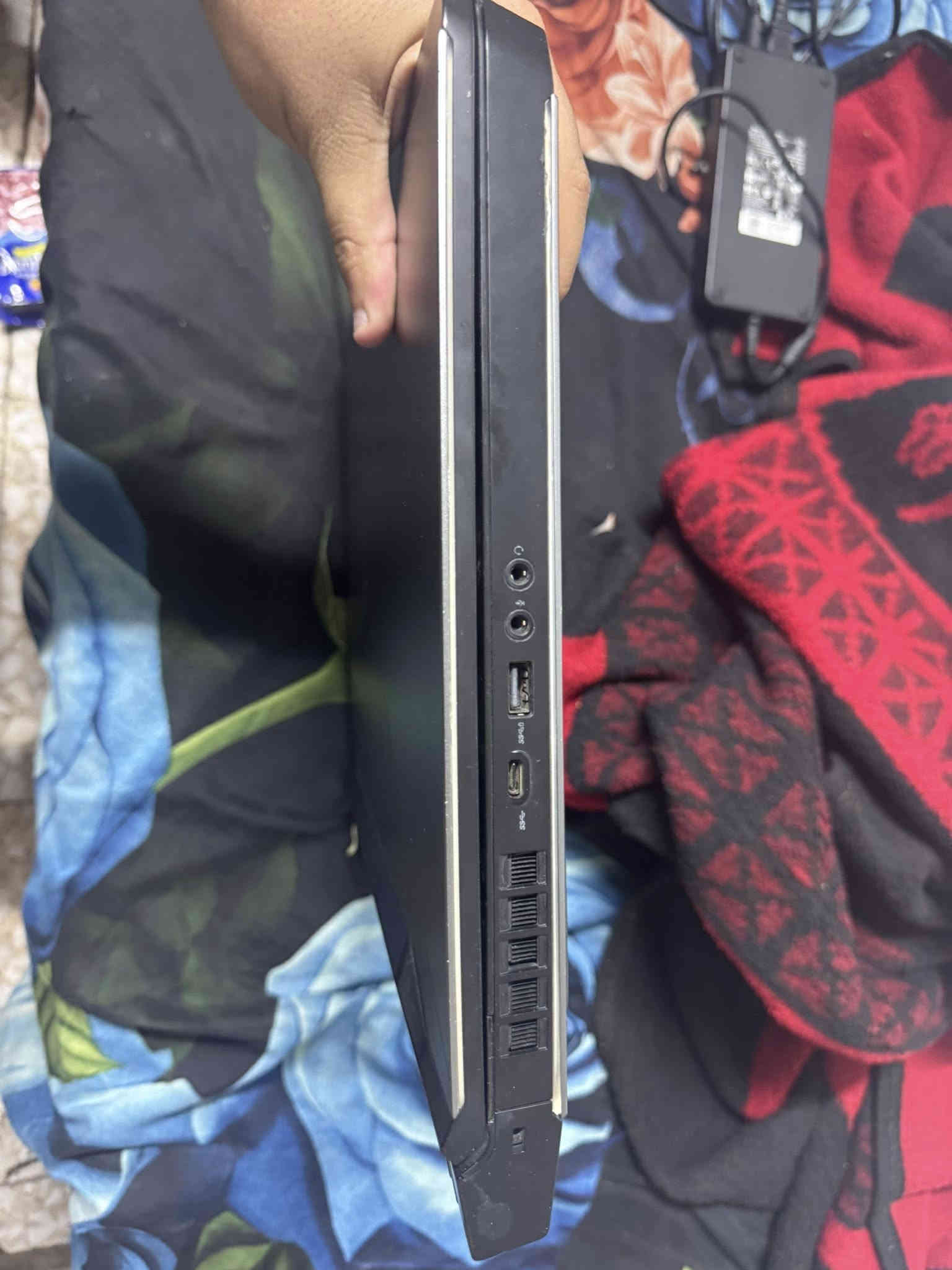 لابتوب Dell Alienware 17 R4
Core i7 7700hq:معالج
كارت شاشه:Gpu gtx 1070 8gb
Ram 16
Ssd 256
بيها عطل بايوس شاشه من تفتح سوده يعني تاخذها بس سوي بايوس غيرها مابي وكلش نضيفه وتجي بس شاحنه وياها
سعر:200 وبيها مجال عنواني البلديات ***********
