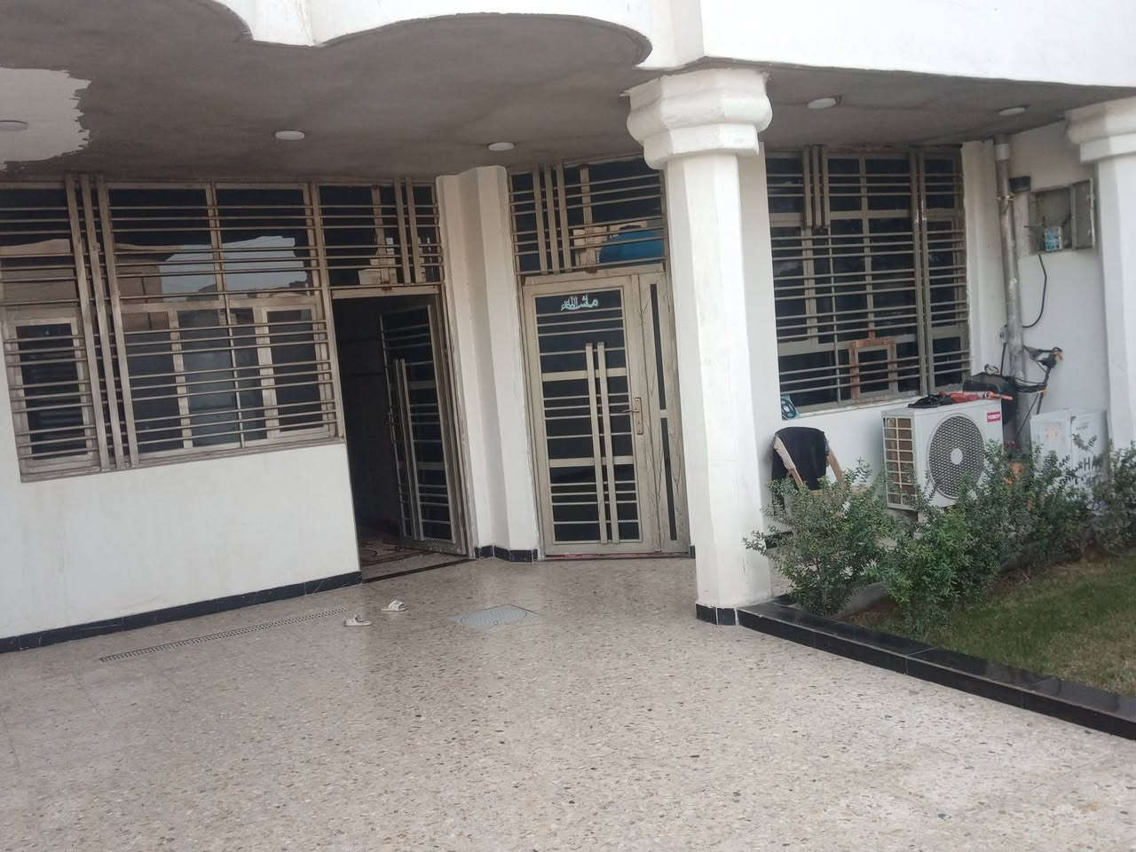 بسم الله الرحمن الرحيم
دار للبيع زراعي بداية حي السفير من جهة الشماعية خلف جامع الإمام الحسين ع موقع حلو المساحه ١٧٠ م واجهة ٨ ونص نزال ٢٠ طابق ونص مرمم جديد الطابق الأول استقبال كبيره ومطبخ مفتوح ع الصاله وغرفة نوم وحمام داخلي وحمام خارجي الطابق الثاني غرفة نوم وحمام  السعر  ١٦٠ بي مجال للاستفسار الاتصال على الرقم
***********
