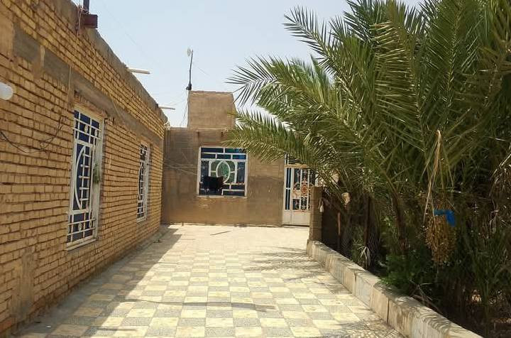 ∆∆بيت البيع ∆∆
حي الحكيم الاولى قرب مدرسه الثعالبي 
يتكون البيت من صاله
 و3غرف
 وديوانيه 
ومطبخ حار +بارد 
وصحيات 
موجود كافه الخدمات 
مساحه البيت 700م
الاستفسار اكثر 
 السعر خاص او رقم الهااتف 
***********
