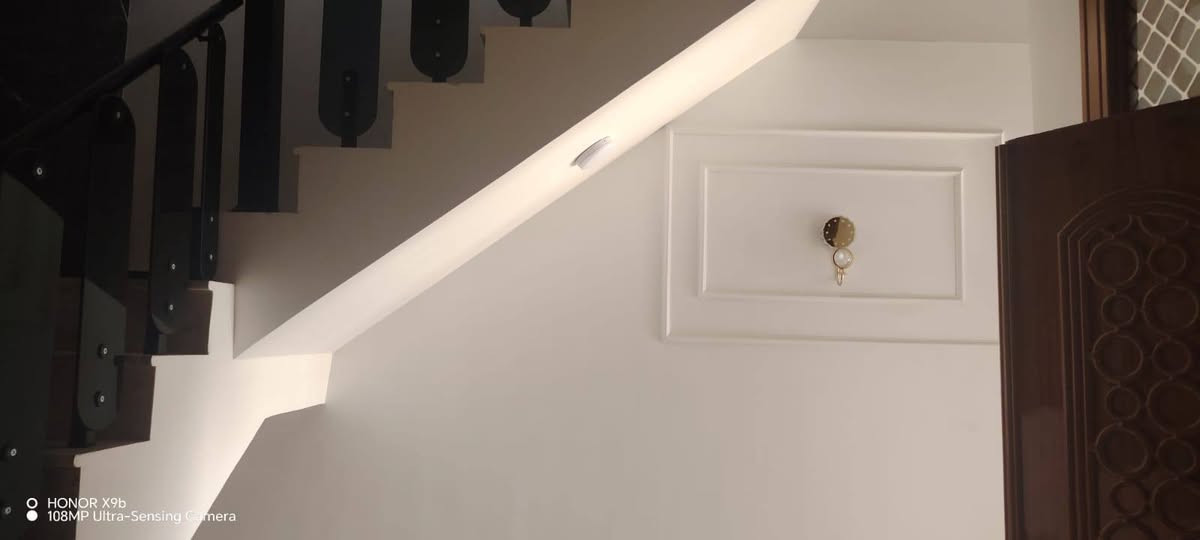 ‏بيت لبيع مساحته ١٠٠ متر طابق ونص 
‏ثلاث غرف وصالتين واستقبال وصحيات ثلاث 
‏عنوانه شارع عشرين سعره ١٨٠ بيه مجال للاستفسار مكتب بركات ام البنين ***********
