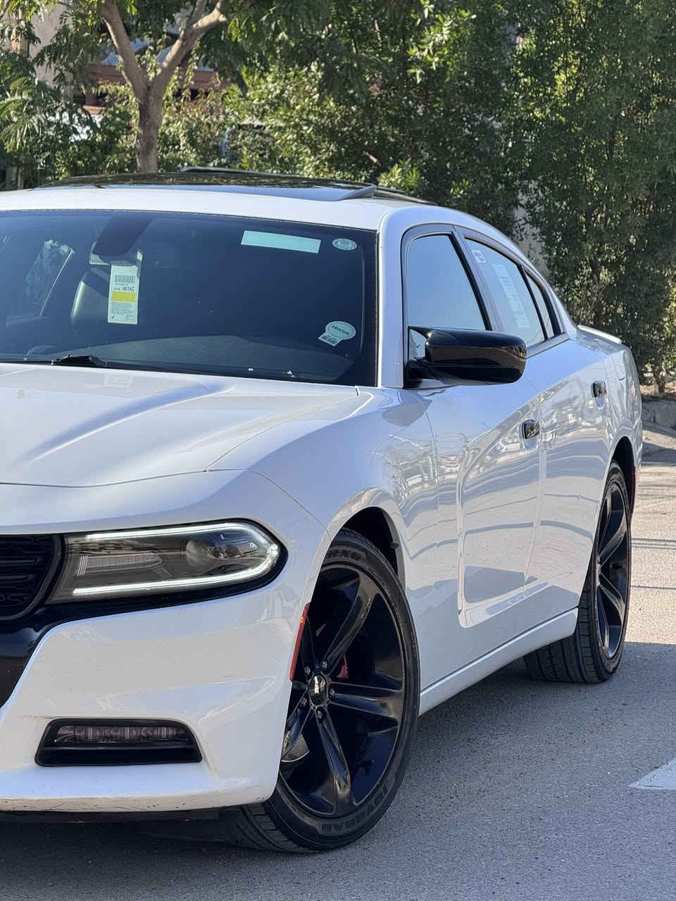 السلام عليكم
جارجر 2017 SXT بلاس كلين تايتل السياره حيل جديدة وحلوه بدون صبغ حتى دعاميات بدون صبغ بيها تعديل بارد صغير فقط 

العداد / 71000 ميل 
محرك / V6 3600

✅مواصفات 

شاشة 
بصمة 
مقاعد تدفئة تبريد 
مقاعد خلفي تدفئة
مقاعد جلد 
مقاعد  خرن
سلايت 
حساس خلفي 
لايت led 
تشغيل عن بعد 
تحكمات ستيرن 
ستيرن تدفئه 
لايت زنون اصلي 

وباقي مواصفات ال SXT بلاس المعروفه سياره دينار متصرف عليها جاهزة من كل نواحي 
رقم دهوك تحويل ثاني يوم 

مكان سياره بغداد زيونة 

للاتصال 
***********
