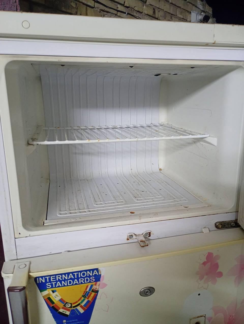 ثلاجة LG ماطوره شغال دواخل نظيفة منقصه غاز سعره 75 ألف حله شارع 80 خلف مدينة ألعاب  أرض ***********
