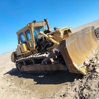 بلدوزر دي 8 محرك ستندر  حزام وزنجيل جديد  رقم نجف دوشمه جديد  تحويل مب...
