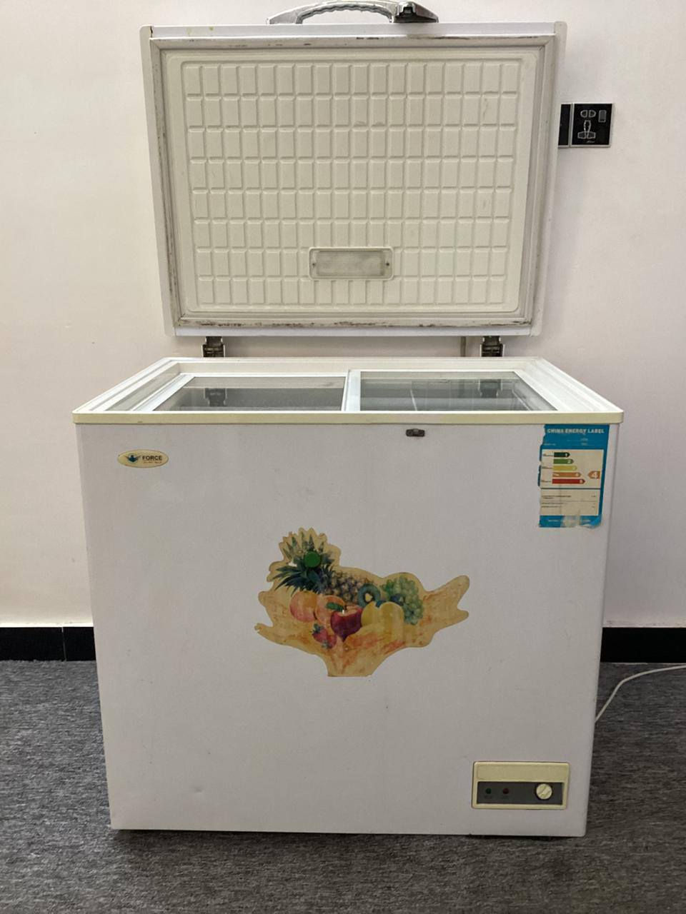 السلام عليكم
مجمده للبيع نضافه 90/100  السعر 175 وبيها مجال 

للتواصل ***********
