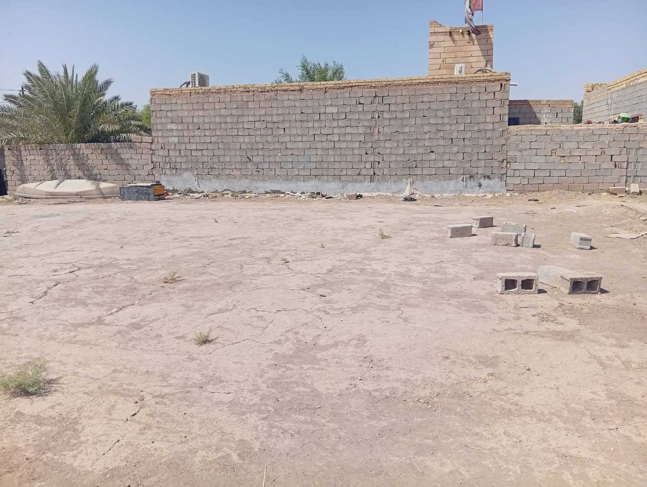 سلام  عليكم  قطعة للبيع مكان بني زيد السليمان وره مركز شرطه مساحه ٣٠٠متر متوفر ماي كهرباء مجاري مدرس متوصطه وبتدائيه رقمي ‏‪***********‬‏
