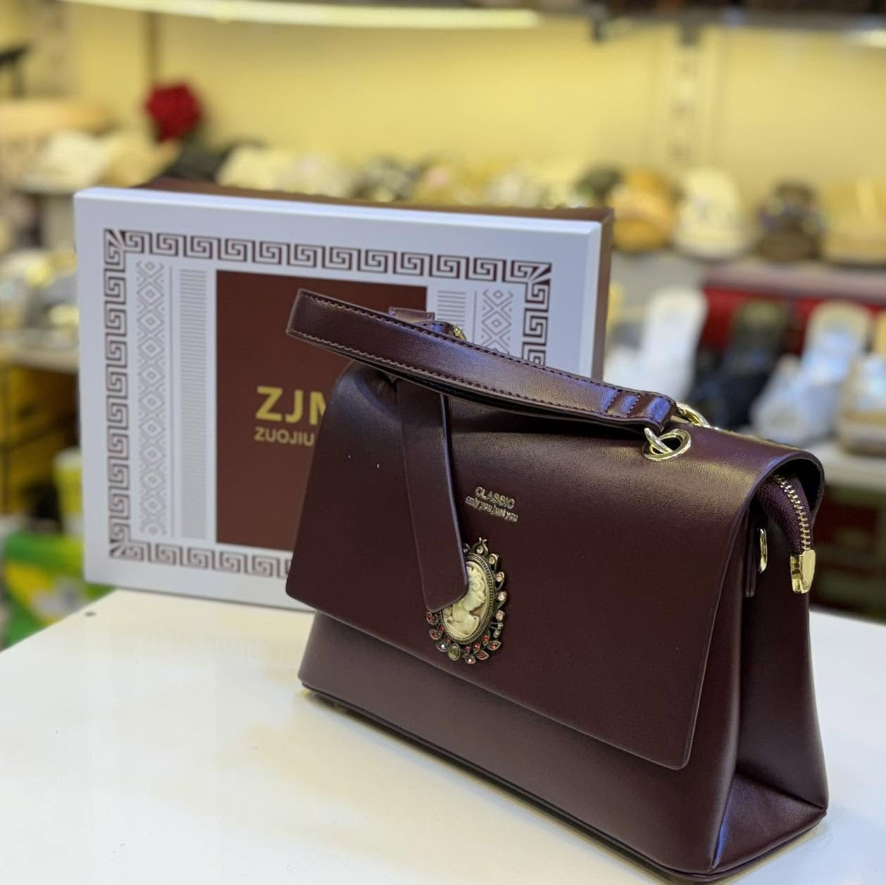 واتساب *********** 
صفحتنا على الانستا 
‏https://www.instagram.com/khaled_bags_shoes?igsh=aHgzNnAyeDc0cGd1
السناب 
‏https://www.snapchat.com/add/khaledzahawe?share_id=GwP3kgwzTro&locale=ar-EG-u-nu-latn
التيك توك 
‏https://www.tiktok.com/@khaledzahawe?_t=8kEouIPTpO1&_r=1
