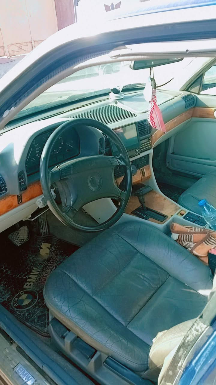 بي ام موديل 92اصل 730.    8سلندر اصل وفصل رقم بغداد 

بسمي اني المالك سنويه بعده ماصاقطه لل 28مكفوله كير مكينه 

حداديه تبريد ثلج تدفءه بل كشنات السياره ماعوزه شي وبيه 

معدل كلش حلو وشلعه تخبل تخم تأير جواه السياره عوزه بس بواور مال ستيرن ودسكات الخلفيه
مكان السياره حله الحمزه الغربي رقم تلفوني ***********
السعر 58وبي مجال بصط
