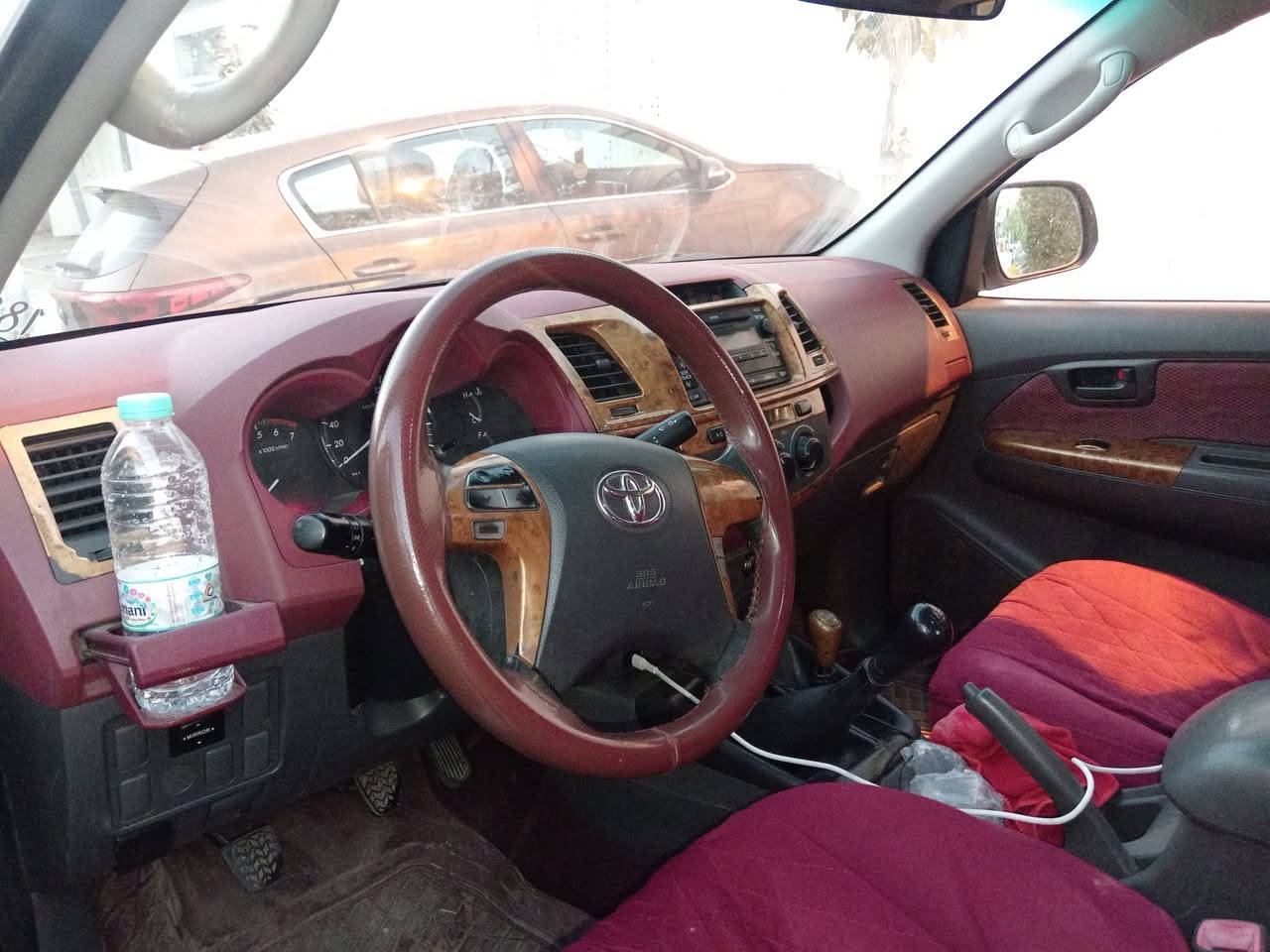 تویوتا هایلوکس  مودیل  2013دەبڵ  ئەکسل
 سوکان  ڤولیوم گێڕ عادی پارچەڕەش بە بێ لێدران
هەمووی لەسەرشەریکە ماوەتەوە  دووساڵە  لامە
بەناوی  خۆمەوە یە سەنەوی تازەیە تا 2030 
ڕەقەم  سلیمانی  
لەسلیمانم
ژمارەی موبایل  ***********
