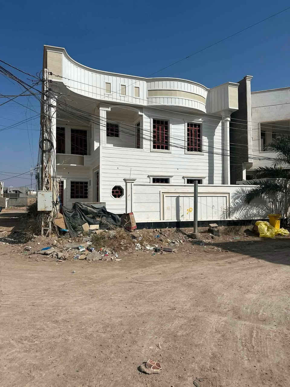 السلام عليكم ورحمة الله وبركاته

🏠بيت للبيع

📍 الرمادي/منطقة الزراعه مقابل جامع الصمد يقع بالقرب من دائرة البطاقة الموحده 

     ✨ المساحة 250م  ركن 

   تفاصيل المنزل :-

🔸مطبخ 

🔸صالة وإستقبال 

🔸4غرف نوم 

🔸2حمام 

🔸حديقة  مع كراج علماً ان الداخل غير كامل 

⭕️ السعر( 260،000،000) مئتان وستون مليون قابل للتفاوض...

للإستفسار أكثر إرسال رسالة على الواتساب على :-

***********
