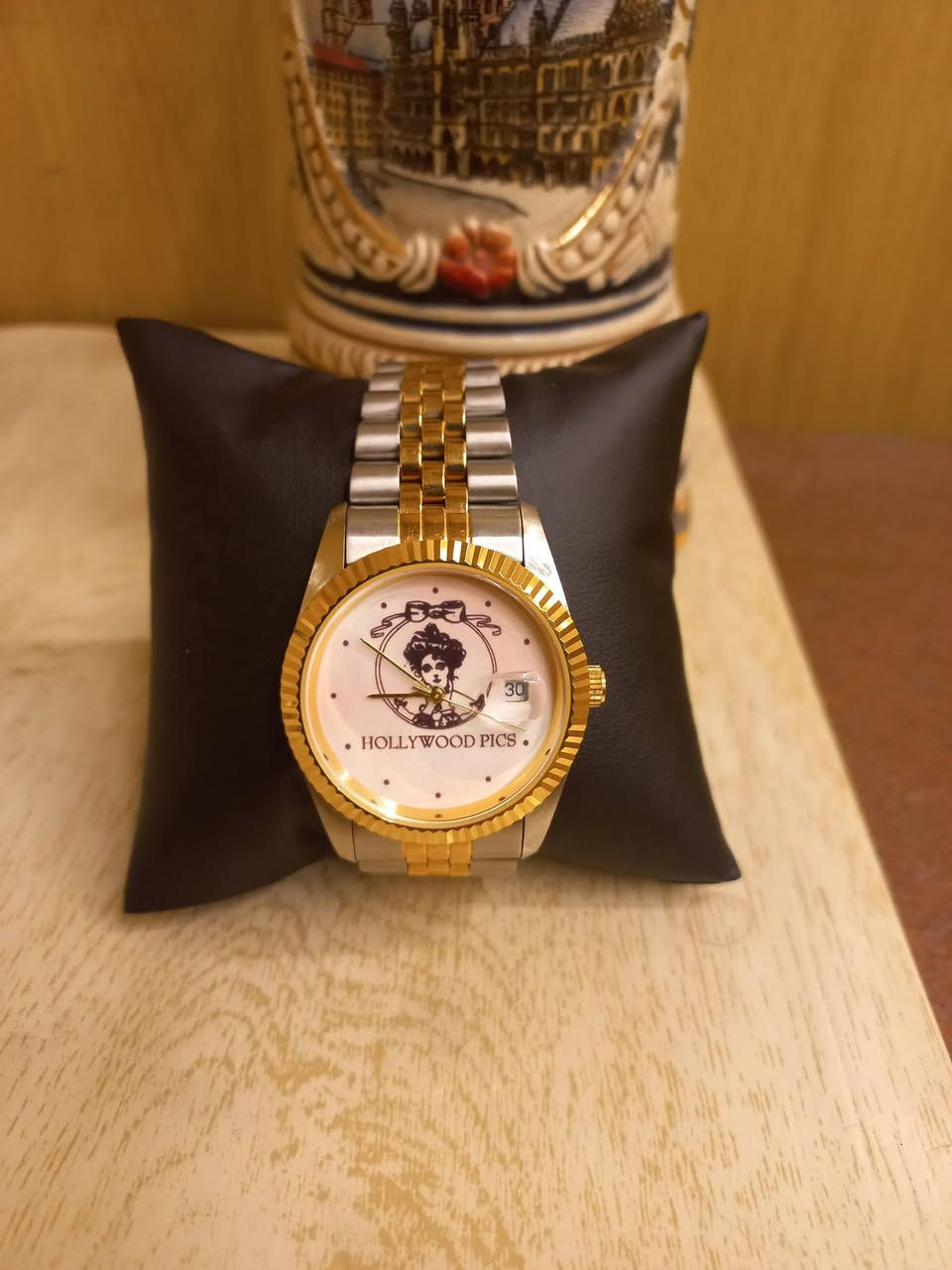 ساعه باله نسائيه ماركه فخمه
مزاد زاد الله من زاد.

*********** واتساب
