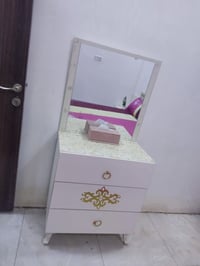 غرفة نوم • للبيع • خشب