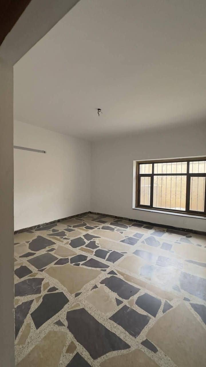 السلام عليكم بيت لليجار في حي النور تجاري قريب على معهد لرسه مساحه 600متر عدد الغرف 8هول مطبخ صحيات وستقبال كراج حديقه البيت حيل نظيف موقع مميزه التواصل ***********اسيا ***********
