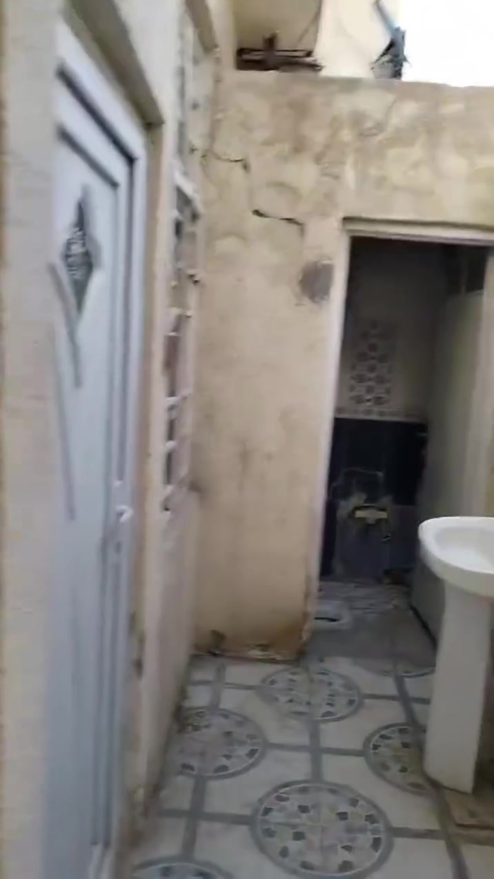 سلام عليكم بيت للبيع مساحه 75 متر كما موضح التفاصيل في المقطع  موقعه الحر الصغير بداية شارع المستوصف  قريب ع الشارع العام موقعه مميز السعر والتفاصيل المراسلة أو الاتصال على الرقم ***********
