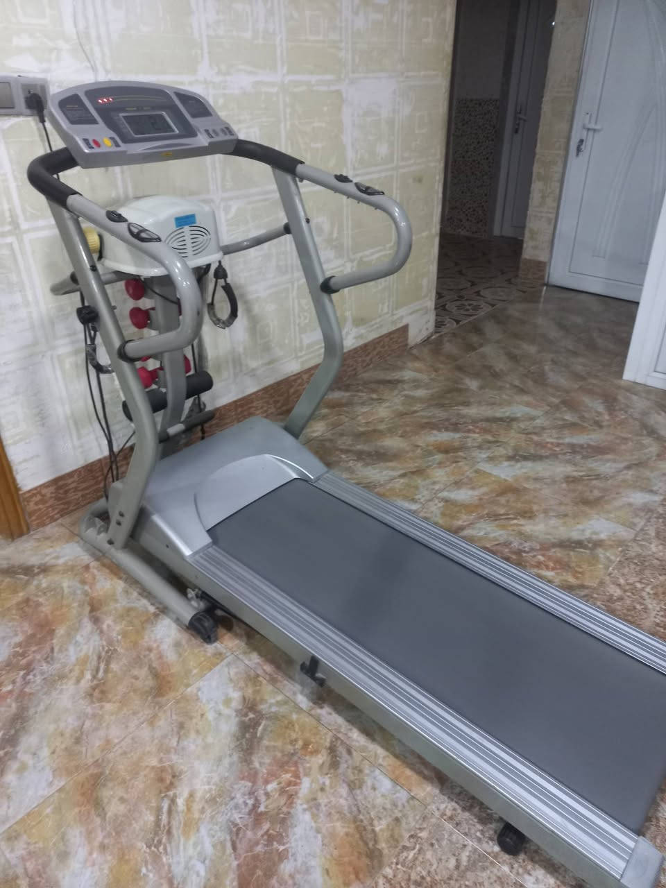 السلام عليكم
جهاز ركض كهربائي
نضيف ما بي شي
السعر 200 الف اوبي مجال 
الرقم ***********
