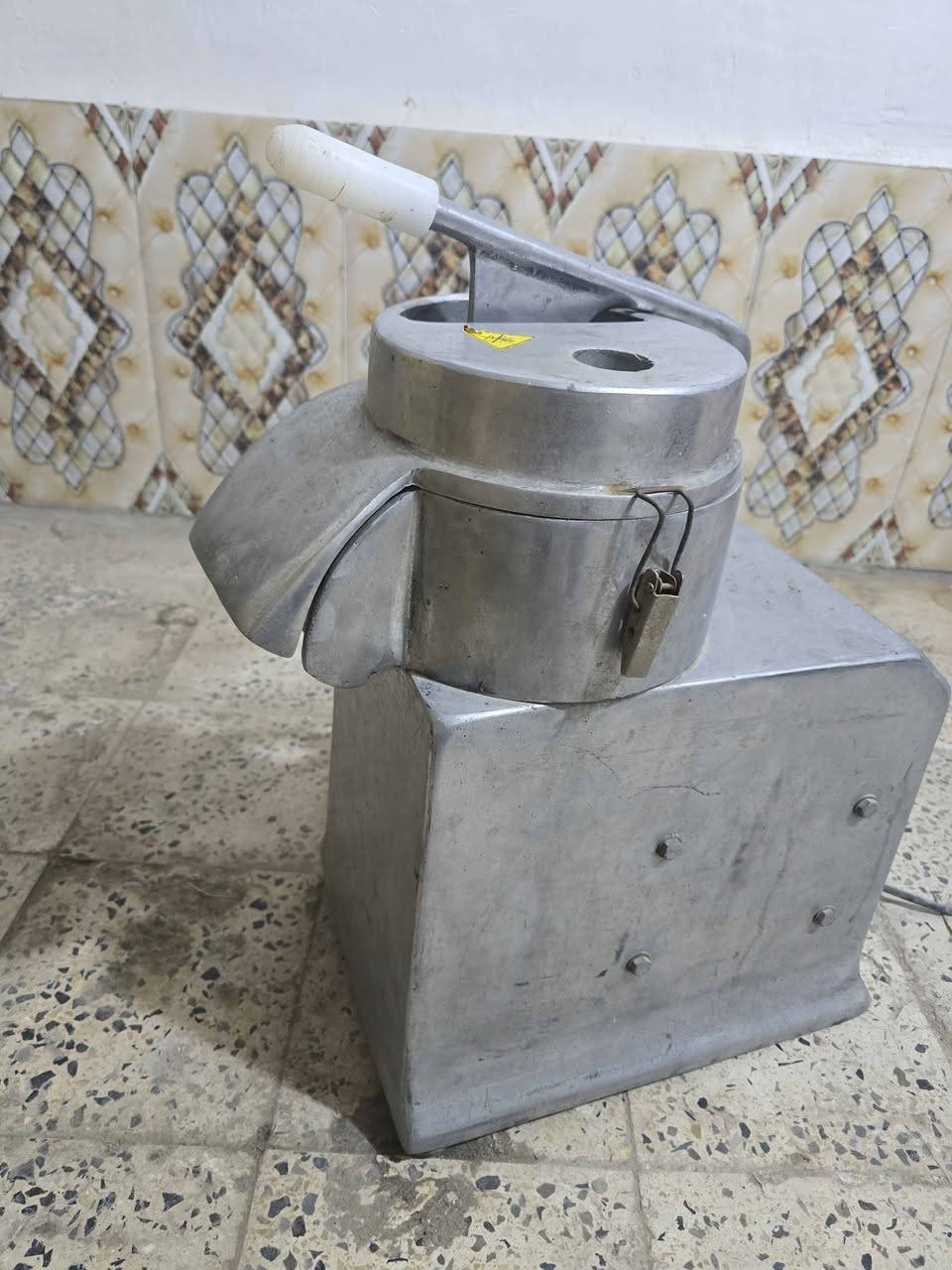 مثرامة زلاطه + طاحونة ثلج سعر 300 الف للاستفسار *********** القرنة, البصرة
