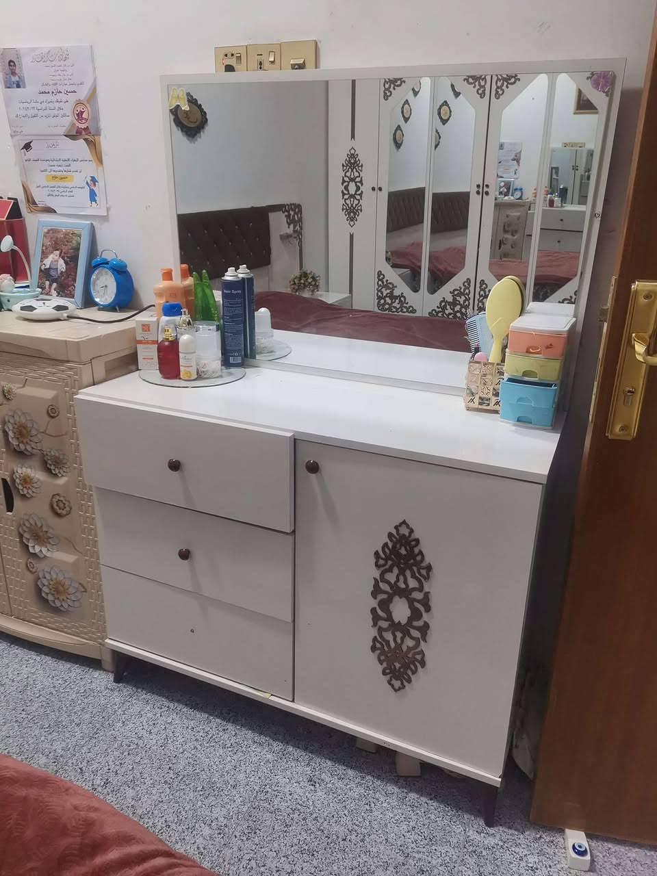 السلام عليكم ..
#للبيع ..
1_غرفه تركيه 6 قطع اخت الجديده درجه اولى  نظيفه .. السعر  650 بيه مجال قليل ..
2_ ميز 4 رفوف بلاستك .. السعر  35 الف .
3_ براكيترات شكل طاووس لون ذهبي .. 40 الف ..
4_مغسله زاويه ثقيله اصلي .. 30 الف 
#الشراي يتصل ع الرقم (***********)
شريحة مع واتس اب ..  والله ولي التوفيق .
