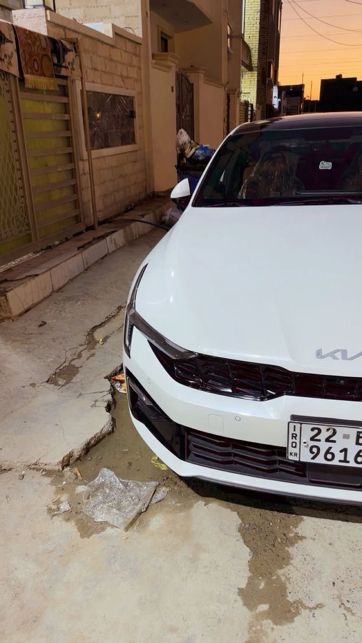 كيا كي فايف 2024  (vip مواصفات خاصه) 

قليل منها السياره كلها بيانو بلاك 

داخل جلد مشمشي مع صاج رصاصي 

اعلى فئه بشركة نيم فول 1/1 
ماشيه 57000الف كيلو  وبل ضمان 
خليجي كفاله عامه 
ضمان 5 سنوات شاشه 3 سنوات سيرفس 
سنه مجانا
محرك 2500 
مواصفات هوايه
بانوراما 
بصمه 
تشغيل عن بعد 
كشنات جلد مشمشي مميز 
كشنات كهرباء 
تدفئه تبريد بل مقاعد 
أناره داخليه لمس اوتو هولد ترحيب عن الاقتراب وعند إطفاء السياره انارة داخل يدات الأبواب الوان مع مود القيادة كامرات 5 رادارات جانبي امامي خلفي حساسات امامي خلفي شاشه تحذير عند اقتراب سياره أصوات تحذير مع تشغيل إشارة الجانبيه نقط عمياء تحذير تصادم عند فتح الباب توقف ذاتي مرايه قلاب فتح الصندوق عند الاقتراب صندوق كهرباء شفط كشنات حار بارد تشغيل عن بعد اطفاء عن بعد فتح وغلق الجام عن بعد مرايه وسطيه تعتيم مقاعد خزن كهرباء قفل الجام والأبواب من الداخل لسلامة الأطفال وبعد بيها 
السعر. 230$ وبيه مجال قليل بيع مستعجل 
مكان السياره بغداد الدوره ***********
