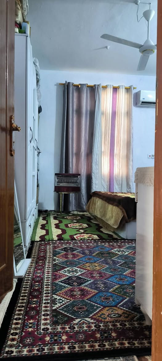 دار للبيع مع الاثاث او بدونه
المساحة 285م (10 واجهة * 28.5 نزال)
البناء 120م طابق واحد/ غرفتين نوم, صالة, استقبال, مطبخ, صحيات
حديقتين + كراج سيارة كبير

علما انه الاثاث خير من الله (2 سبالت, 1 مكيف, مبردة, غسالة, ثلاجة, طباخ, مطبخ كامل جديد, 2 تخم قنفات, غرفة نوم, سخان, تانكي وماطور ماء + أغراض كثيرة لايمكن سردها هنا)

الموقع شارع السيدة زينب (ع) قرب فندق البارون / عمود 84

السعر 170 مليون أكيد بي مجال للشراي فقط

للاستفسار *********** اتصال او واتساب
