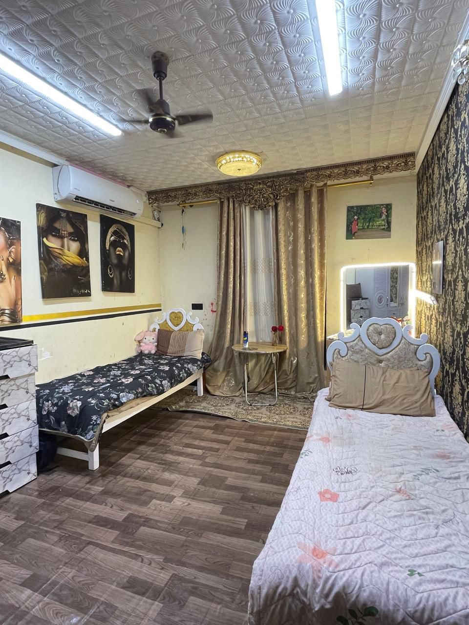 السلام عليكم بيت للبيع 
مساحه ١٦٨ 
طابقين طابق الاول غرفه +حمام عدد 3 
الطابق الثاني اربعة غرف +صاله + الحمام 
يقع في منطقة شرقيه قرب حديقة دب 
طابو صرف 
سعره 2010
اليحب يستفسر يتصل ع رقم ***********
